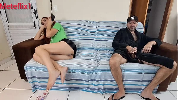 Minha meia-irma veio me visitar e descansou encostando em mim