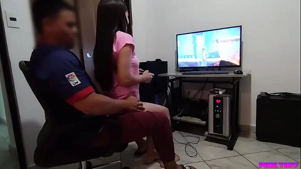 Mi Prima quería Jugar y me Aproveche para que se Sentara en mis Piernas asi le Froto mi Polla por su Culo