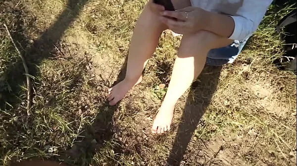 Teen loves to watch strangers cock in public park        vrstripchat.com